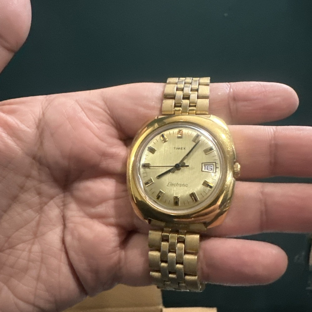 Works Vintage 1970's Timex Electric Mens Watch Quartz Gold Tone 38mm Cushion 7.5